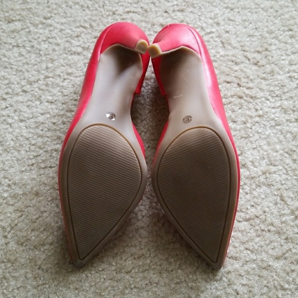 - - - - ANA RED PUMPS SIZE 8M - Picture 3 of 5